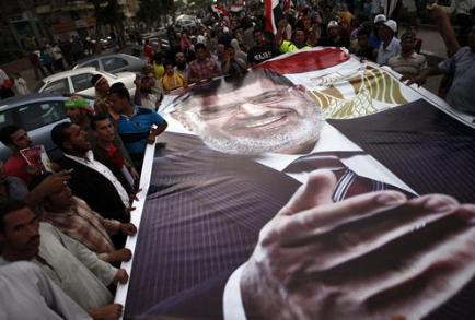 با گذشت پنج روز از برکناری محمد مرسی رئیس جمهور مصر ، بن بست سیاسی در این کشور همچنان ادامه دارد .