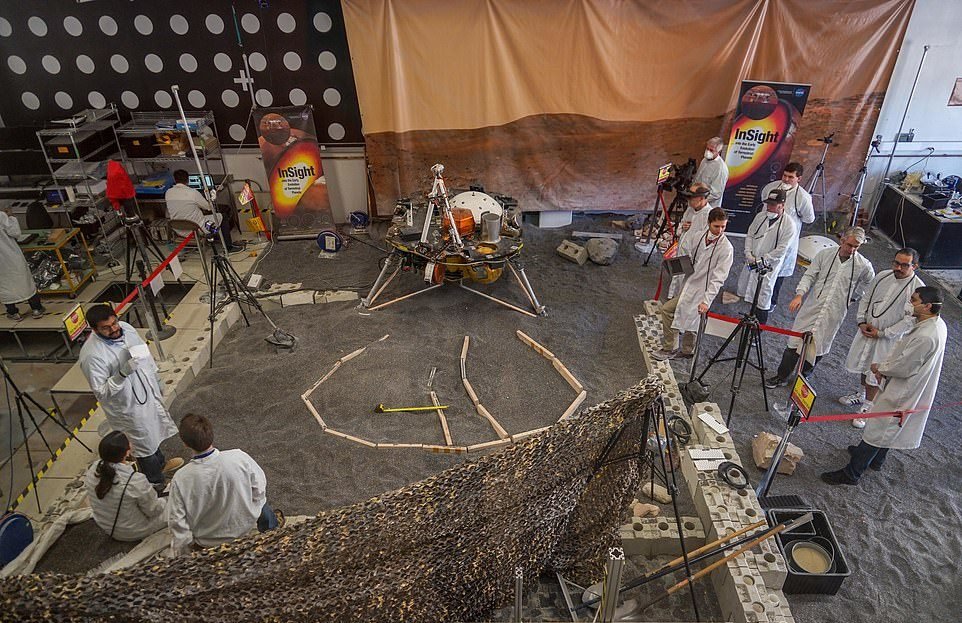 ناسا آزمایشگاه «مریخ روی زمین» را در یک انباری ساخته تا دستوراتی که به کاوشگر «اینسایت» در مریخ ارسال می شود را روی زمین بررسی کند.