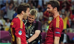 تیم ملی فوتبال اسپانیا با کسب پیروزی مقابل ایتالیا اولین تیمی در جهان شد که سه عنوان قهرمانی پپاپی مهم جهان را کسب کرد و در عین حال سومین مقام نخست خود را در قاره سبز ثبت کرد.