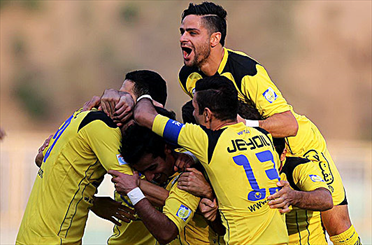 تیم فوتبال نفت تهران با پیروزی در ضربات پنالتی در مرحله نیمه نهایی جام حذفی، به دیدار فینال این مسابقات صعود کردند تا برای فتح این جام به مصاف تیم ذوب‌آهن بروند.