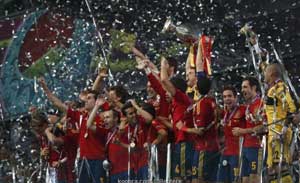 ستارگان سابق فوتبال جهان قهرمانی اسپانیا در یورو ۲۰۱۲ را تبریك گفتند و شاگردان دل بوسكه را شایسته بالا بردن جام دانستند. 
   
  
 
 
