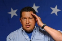 هوگو چاوز رهبر ۱۴ سال اخیر ونزوئلا پس از ۲۱ ماه نبرد با بیماری سرطان، درگذشت. به دنبال آن، فرماندهان نظامی وفاداری خود را به نیکولاس مادورو ـ معاون وی ـ اعلام کردند