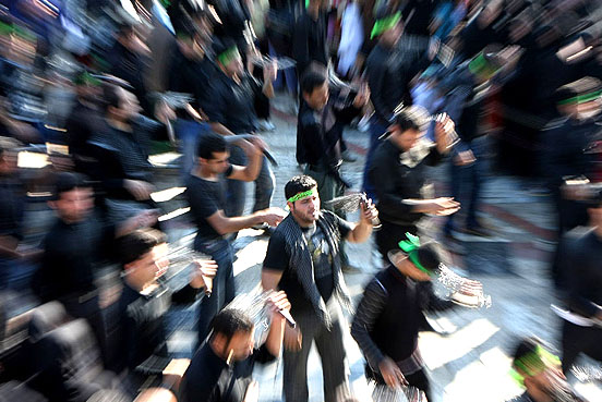 مراسم سوگواری‌ حضرت اباعبدالله الحسین (ع) در عاشورای حسینی در سراسر ایران در حال برگزاری است.
