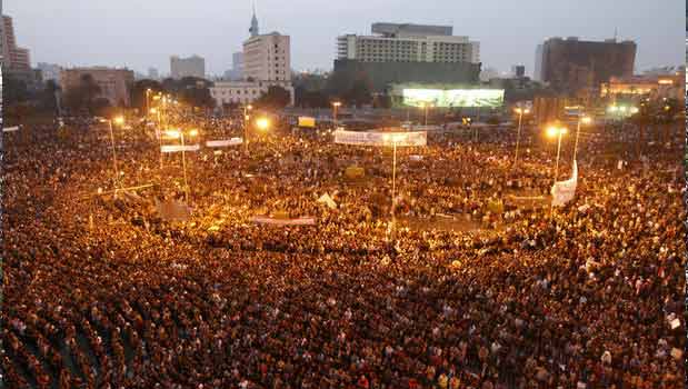 هزاران مصری اواخر دیشب بار دیگر در میدان التحریر قاهره تجمع و دو حکم صادره از سوی دادگاه عالی قانون اساسی مصر را در خصوص منحل کردن مجلس و لغو قانون انزوای سیاسی محکوم کردند .