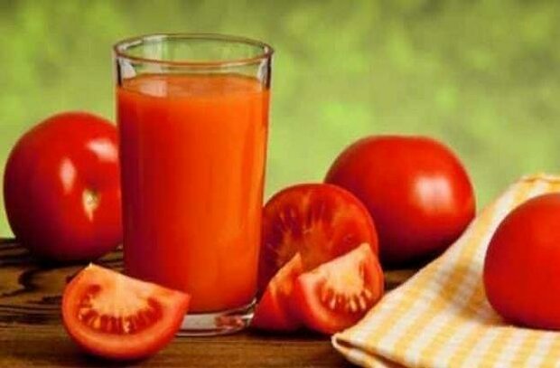 محققان دریافتند نوشیدن آب گوجه فرنگی بدون نمک می تواند میزان فشارخون و کلسترول را در افراد در معرض ریسک بالا بیماری قلبی-عروقی کاهش دهد.