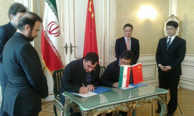 قرارداد بازطراحی راکتور آب سنگین اراک روز یک‌شنبه در وین با حضور طرف‌های ایرانی و چینی امضا شد.

