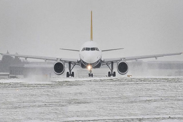 در حال حاضر با توجه به شدت بارش برف و کاهش دید پروازی به کمتر از ۲۰۰ متر، پروازهای فرودگاه مشهد تا اطلاع ثانوی انجام نمی‌گیرد.

