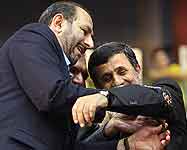 در همايش بزرگ ورزش‌هاي رزمي، رئيس سازمان تربيت‌بدني بازوبند پهلواني كشور را بر بازوي محمود احمدي‌نژاد رئيس‌جمهور بست.