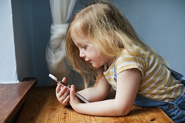 نتایج یک بررسی جدید نشان می‌دهد، والدین در حالی نگران تماشای بیش از حد تلویزیون توسط فرزندانشان هستند که آنها بیشتر از تلویزیون از موبایل استفاده می‌کنند.