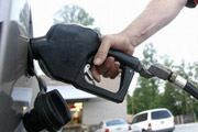 رئیس انجمن جایگاه داران سوخت کشور از احتمال ایجاد محدودیت برای بنزین ۴۰۰ تومانی خبر داد و اعلام کرد: سیاست حذف بنزین ۱۰۰ تومانی زمینه سازی برای تک نرخی شدن قیمت این فرآورده نفتی است.
