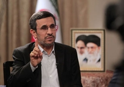 احمدی نژاد کمتر از دوازده ساعت به پایان دوره ریاست جمهوری، در آخرین برنامه زنده تلویزیونی خود روبروی مرتضی حیدری نشسته تا از مردم تشکر کرده و حلالیت بطلبد. روز شنبه با برگزاری مراسم تنفیذ حکم حسن روحانی، وی مسئولیت ریاست جمهوری را بر عهده خواهد گرفت.