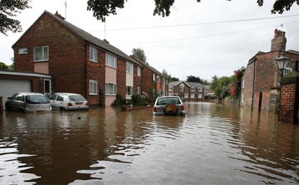 
باران، طوفان و جاری شدن سیل در انگلیس زندگی ساکنان برخی از مناطق را با مشکلات جدی روبرو کرده؛ به طوری که نخست وزیر این کشور مجبور شده است از اتحادیه اروپا تقاضای کمک مالی برای کشاورزان انگلیسی بکند.