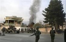 پلیس افغانستان اعلام کرد در پی حمله انتحاری مردان مسلح به فرودگاه کابل، صدای انفجارهای مهیب و شلیک گلوله در نزدیکی محل یاد شده به گوش رسید.