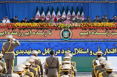مراسم سالانه رژه بزرگ نیروهای مسلح جمهوری اسلامی ایران همزمان با آغاز هفته دفاع مقدس با حضور رئیس جمهور آغاز شد.