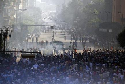 با نادیده گرفتن حکومت نظامی در مصر ، تظاهرات شبانه مخالفان حکومت ادامه دارد.