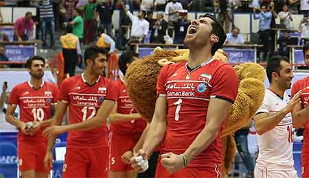 تیم ملی والیبال ایران در نهمین مسابقه خود در لیگ جهانی والیبال لهستان قهرمان جهان را شکست داد تا سومین پیروزی خانگی خود را جشن بگیرد .