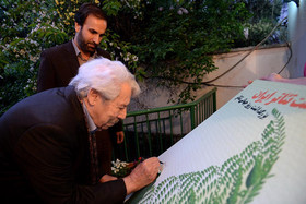 پوستر اردیبهشت تئاتر ایران در خانه داود رشیدی رونمایی شد.