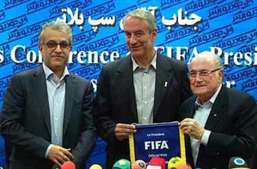 رئیس فدراسیون جهانی فوتبال تاکید کرد که جام جهانی 2022 فقط در کشور قطر برگزار می‌شود و به این ترتیب درخواست کشورهای دیگر از جمله ایران برای برگزاری مشترک این مسابقات مورد قبول قرار نمی‌گیرد. این اظهار نظر در حالی از سوی رئیس جهانی فوتبال صورت گرفت که