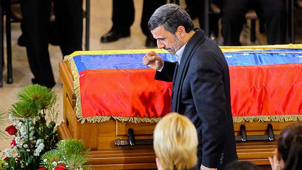 مراسم رسمی ادای احترام به هوگو چاوز در محل اکادمی نظامی ونزوئلا برگزار شد.