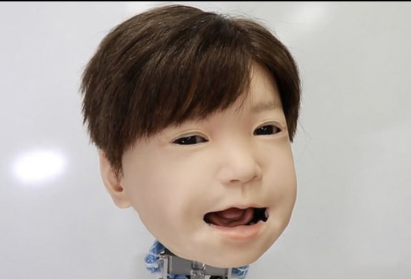 محققان یک سرکودکانه رباتیک ساخته اند که می تواند حالات مختلف مانند خندیدن و اخم کردن را در صورت نشان دهد.