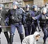 شبكه الجزيره در گزارشي از بحران سياسي در فرانسه با اشاره به ادامه درگيري پليس با معترضان اعلام كرد كه پليس از گاز اشك آور براي متفرق كردن مردم استفاده مي كند.