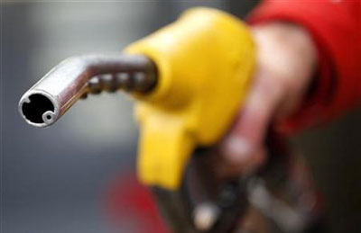 رییس ستاد حمل ونقل و مدیریت مصرف سوخت کشور با بیان اینکه برنامه ای برای تغییر قیمت بنزین تا پایان سال جاری نداریم از ارائه سناریوی جدید برای اصلاح نحوه سهمیه بندی سوخت خودروها خبر داد.