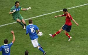 تیم ملی فوتبال اسپانیا در اولین دیدار خود در رقابت های جام ملت های اروپا مقابل حریف دیرینه خود ایتالیا متوقف شد. 
   
  
 
 
