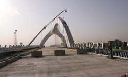 مهندسان در طراحي معماري پل جواديه از سوزن قطار الهام گرفته‌اند و اين پل را با كابل‌هايي به‌شكل معلق در جنوبي‌‌ترين نقطه شهر ساخته‌اند.