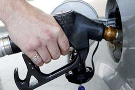رئیس ستاد مدیریت حمل و نقل و سوخت گفت: در 9 روز نخست اجرای قانون هدفمند کردن یارانه ها مصرف گازوئیل در بخش حمل و نقل حدود 20 درصد و مصرف بنزین نیز حدود 11 درصد کاهش یافته است.
