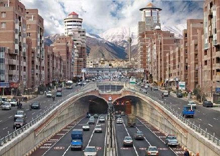 تهران با دارا بودن 7 پهنه گسلی، جمعیت 12.5 میلیون نفری را در خود جای داده است و به گفته محققان پژوهشگاه بین‌المللی زلزله از آخرین زمان زلزله بزرگ در این شهر 187 سال می‌گذرد و به لحاظ آماری به طور تقریبی هر 200 سال می‌توان انتظار یک زمین‌لرزه با بزرگا