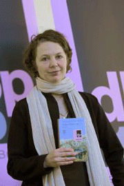 	«ملیندا نادج آبونجی» نویسنده سوییسی برای رمان خودزندگینامه گونه «کبوتران اوج می گیرند» جایزه کتاب سال ۲۰۱۰ کشور آلمان را به خود اختصاص داد.