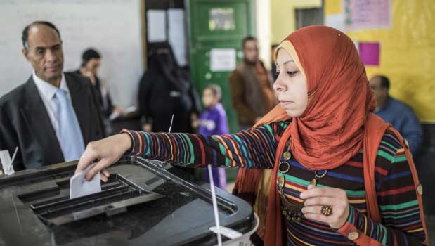 منابع خبری می گویند حدود پنجاه و نه و نیم درصد شرکت کنندگان در همه پرسی پیش نویس قانون اساسی مصر به آن رای مثبت داده اند.
