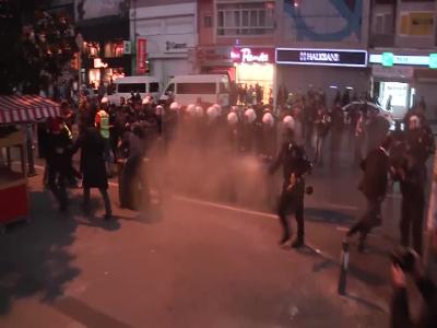 شبکه راشا تودی طی گزارشی از اعتراضات مردم ترکیه نوشت:معترضان به سیاست حمایتی دولت ترکیه از داعش، استانبول را به آتش کشیدند.معترضان دولت را به عدم اقدام جدی برای کمک به ساکنان شهر مرزی کوبانی و ایجاد ممانعت برای ارسال کمک به آنها متهم می‌کنند.