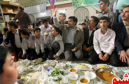رئیس جمهور در مراسم افطار نخستین روز از ماه مبارک رمضان، میزبان جمعی از ایتام و کودکان بی‌سرپرست تحت پوشش کمیته امداد امام خمینی و سازمان بهزیستی از سراسر کشور بود.