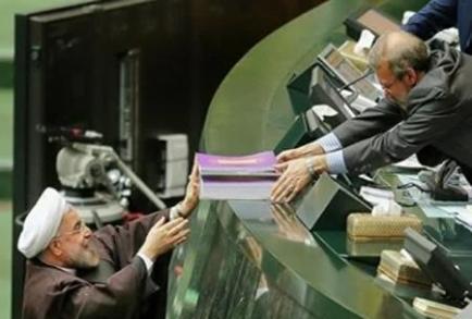 حجت‌الاسلام والمسلمین حسن روحانی دقایقی پیش برای ارائه بودجه سال آینده وارد جلسه صحن علنی مجلس شورای اسلامی شد.