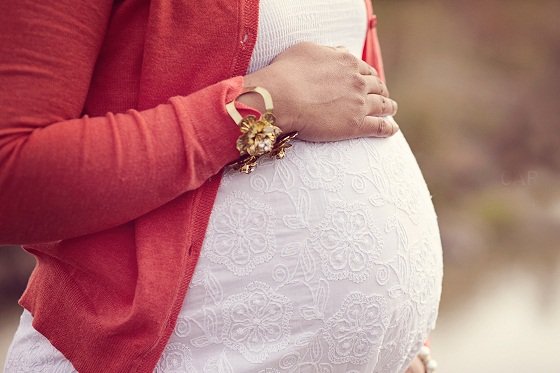 ورزش مداوم در حین بارداری می‌تواند باعث افزایش سلامت مادر و جنین شود و احتمال افزایش وزن بیش از حد و کمردرد را کاهش دهد.

به گزارش ایسنا به نقل از سایت MNT، ورزش با شدت متوسط در زمان بارداری به نوزاد کمک می‌کند تا زندگی سالم‌تری را شروع کند. ورزش س