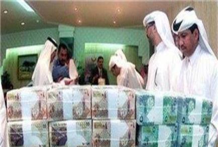 عربستان سعودی پنج میلیارد دلار شامل دو میلیارد دلار کمک ‌در قالب فرآورده های نفتی و گازی، دو میلیاد دلار به عنوان سپرده و یک میلیارد دلار نیز به صورت نقد به مصر کمک مالی می کند، به گفته یک مقام مصری، امارات نیز با پرداخت کمک مالی ۳ میلیارد دلاری به ا