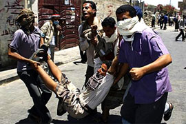 نیروهای مسلح حامی علی عبدالله صالح رئیس جمهور یمن، تظاهرات معترضان در شهرهای صنعا و تعز را به خاک و خون کشیدند.