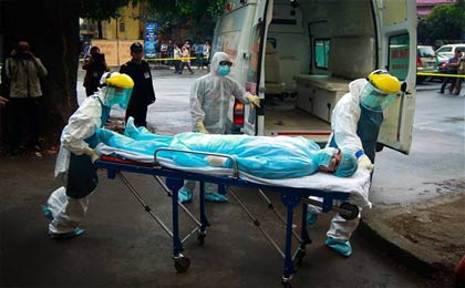 
سازمان جهانی بهداشت روز جمعه اعلام کرد: شیوع ابولا، جان پنج هزار و ۱۷۷ نفر را در جهان گرفته است که در مقایسه با آمار روز چهارشنبه این سازمان ۱۷ نفر افزایش یافته است.