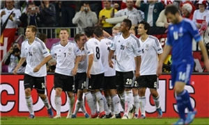 تیم ملی فوتبال آلمان با وجود مسائل سیاسی پیش آمده در حاشیه دیدار با یونان به برتری پرگل ۴ بر ۲ رسید و به مرحله نیمه نهایی صعود کرد.