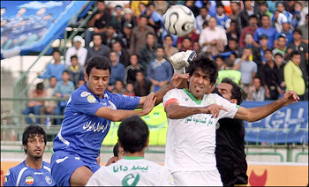 در هفته بیستم رقابتهای لیگ برترفوتبال ایران عصرفردا تیمهای استقلال و ذوب آهن در یک بازی حساس و تعیین کننده در ورزشگاه آزادی به مصاف هم می روند.