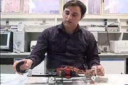 پژوهشگران دانشگاه صنعتی امیرکبیر موفق به طراحی و تولید نمونه اولیه ربات جدا کننده شریان از بافت شدند.
