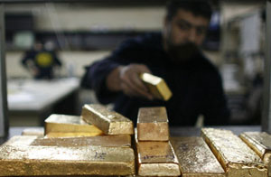 قیمت طلا  در بازار جهانی در پایین ترین سطح خود در دو هفته گذشته قرار گرفت و با کاهش ۲۲ دلاری به هزار و 744 دلار در هر اونس رسید.