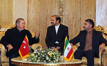 نخست‌وزیر ترکیه سه شنبه شب با استقبال معاون وزارت خارجه کشورمان وارد فرودگاه مهرآباد تهران شد.
