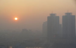 مطابق پیش بینی و هشدارهای محیط زیست و شرکت کنترل کیفیت هوای تهران، شرایط آلودگی هوای پایتخت در برخی مناطق در آستانه هشدار قرار گرفته است.