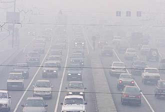 رئیس سازمان ستاد حمل و نقل و سوخت کشور گفت: خسارت سالانه آلودگی هوا 10 هزار میلیارد تومان است.
