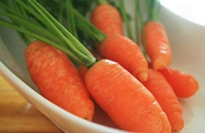 هویج یکی از بهترین سبزیجاتی است که سرشار از ویتامین هایی مانند A,B,C و E و همچنین آنتی اکسیدان ها و مواد معدنی است هویج کم کالری است به طوری که هر 100 گرم از آن 33 کیلوکالری دارد و می توان آن را به صورت خام, آب پز یا بخارپز شده مصرف کرد