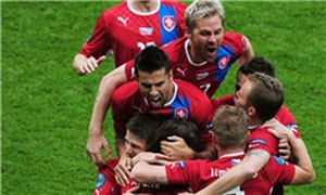 تیم های فوتبال جمهوری چک و یونان با برتری مقابل لهستان و روسیه به عنوان تیم های اول و دوم راهی مرحله یک چهارم نهایی جام ملت های اروپا شدند.