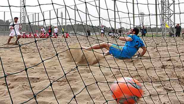 تیم ملی فوتبال ساحلی ایران به عنوان تیم صدرنشین به مرحله یک چهارم نهایی سومین دوره بازیهای ساحلی آسیا در شهر هایانگ چین صعود کرد.
