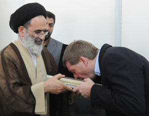 	دیوید جان رو كه از شش هفته پیش به ایران آمده، دیروز در مراسمی با حضور علی سعیدلو، رییس سازمان تربیت بدنی اسلام را به عنوان دین جدید خود انتخاب كرد